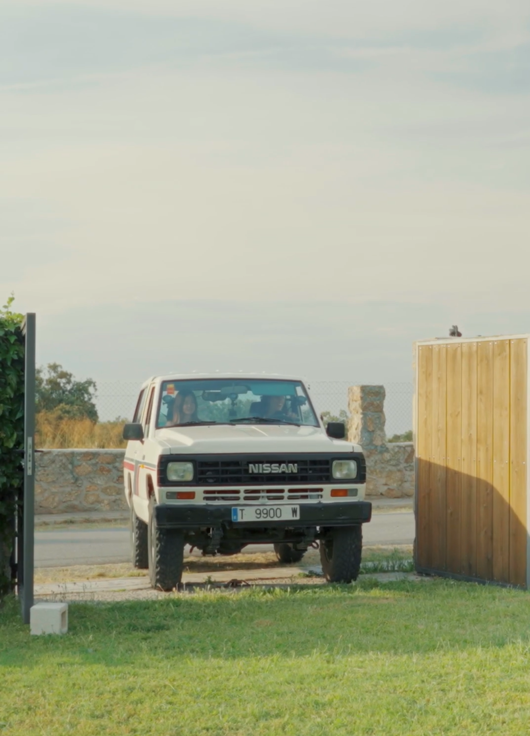 Frame del brand film de Nissan protagonizado por un Nissan Patrol clásico. Ejemplo de etalonaje cinematográfico y producción de vídeo de coches en exterior.
